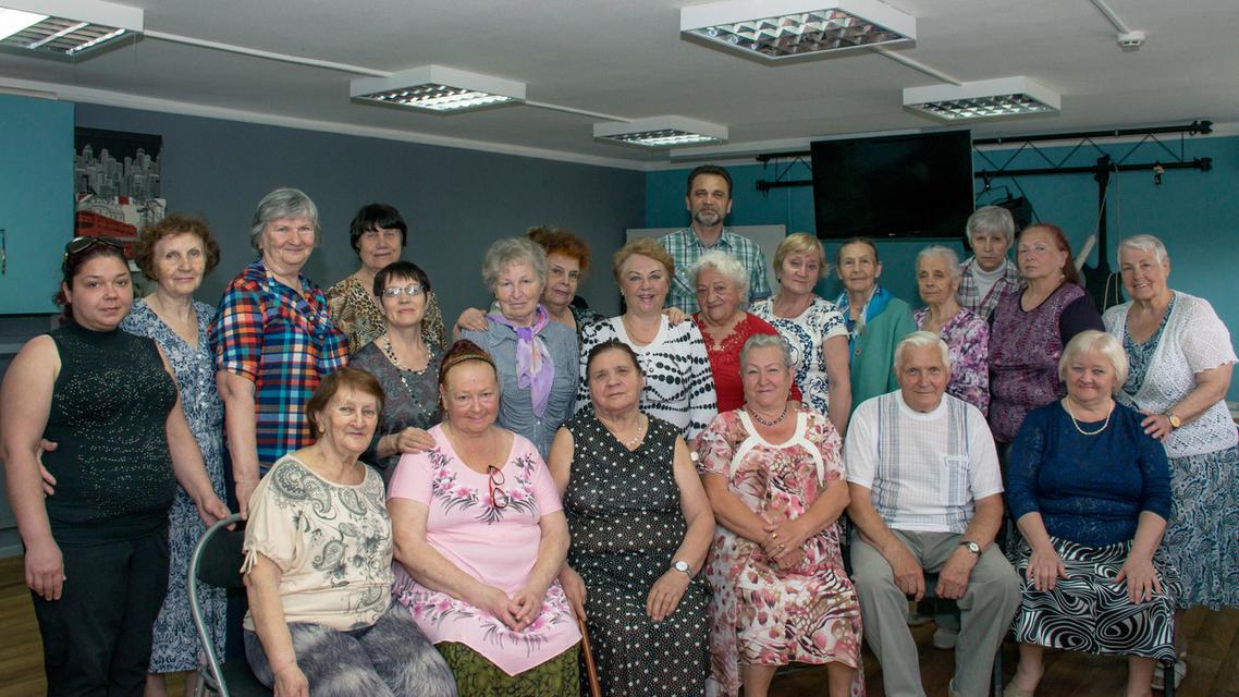 Пожилые люди встретились в церкви на чаепитии